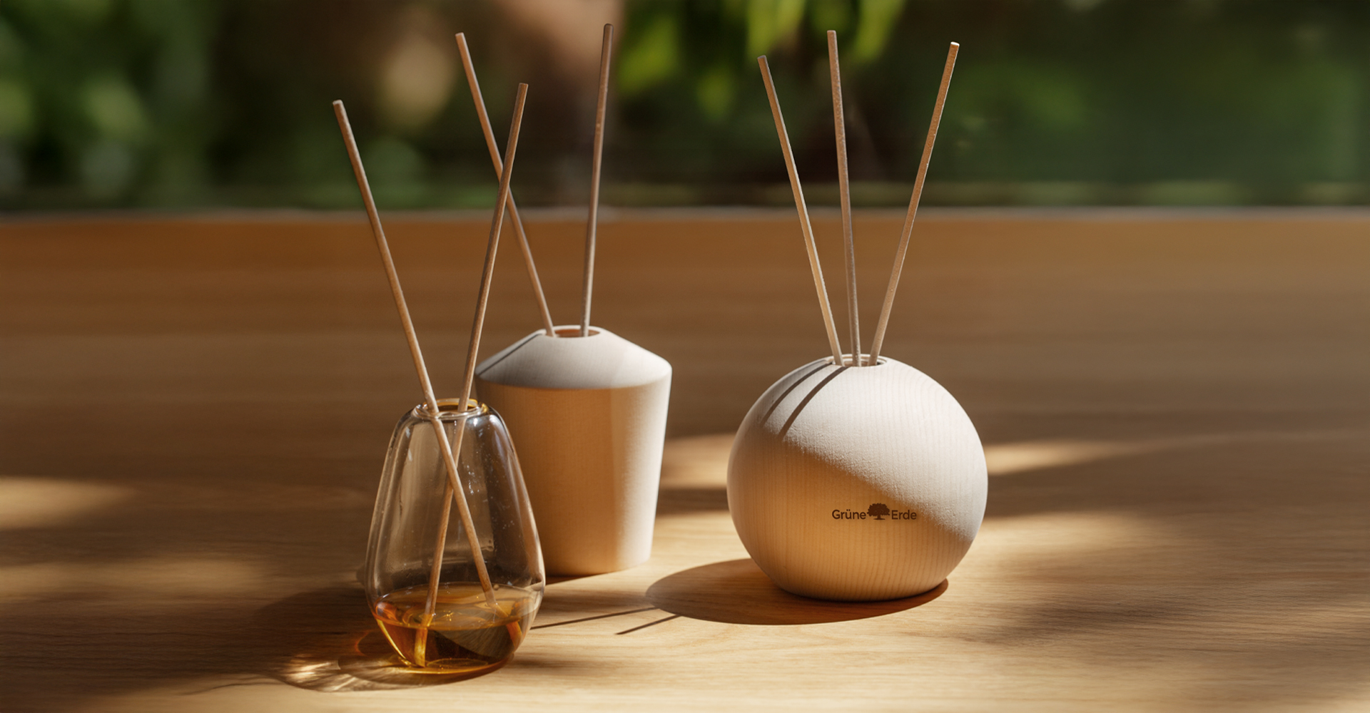 Drei Diffuser mit Duftstäbchen auf Holztisch in natürlichem Licht