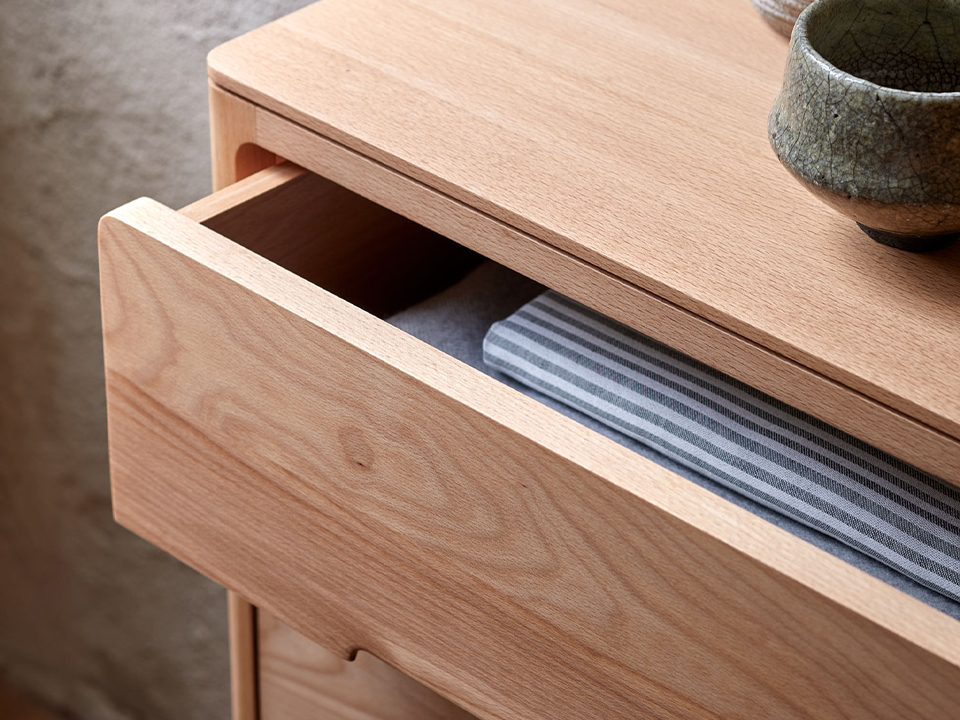 Kommode aus Buchenholz mit leicht geöffneter Lade