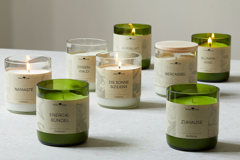 Verschiedenfarbige Duftkerzen auf einem Tisch aufgestellt