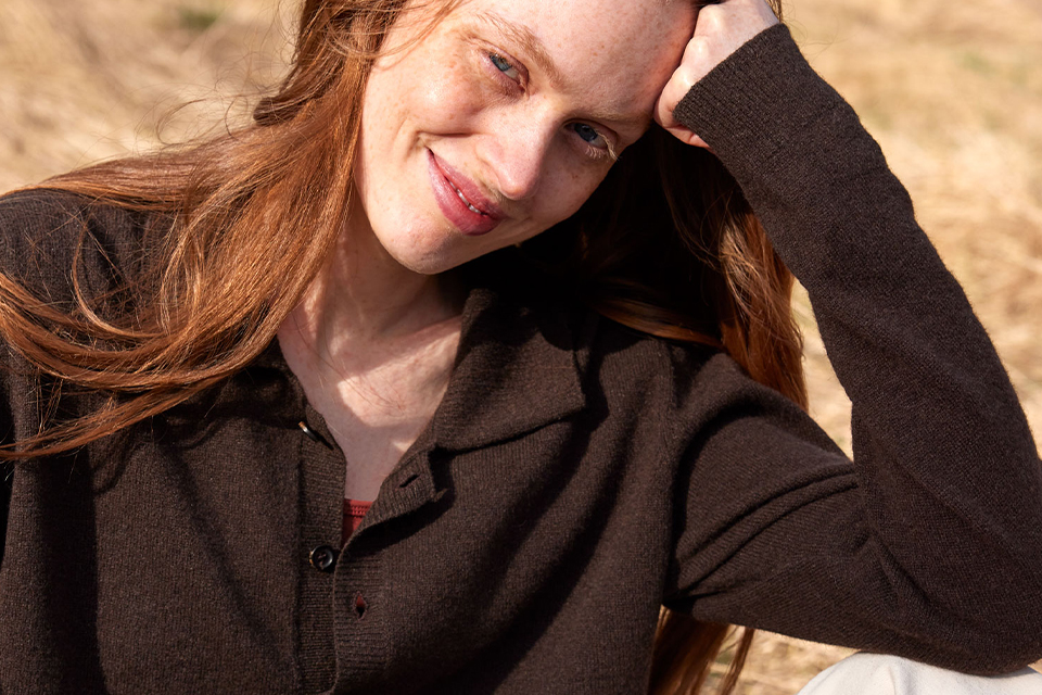 Nahaufnahme einer Frau mit braunem Sweatshirt im Sonnenlicht