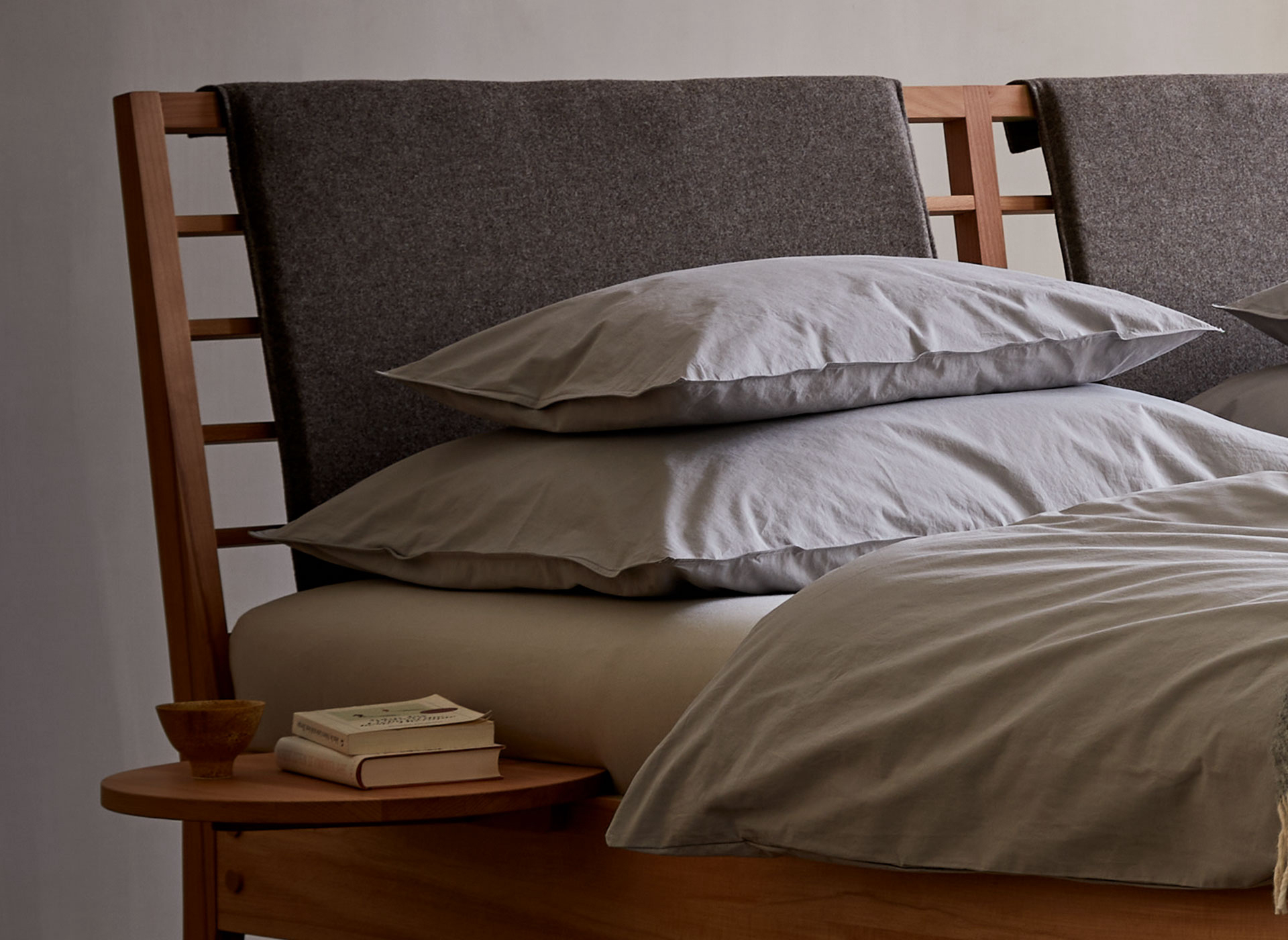 Ausschnitt Massivholz Doppelbett Almeno mit Sprossenbetthaupt und Housse