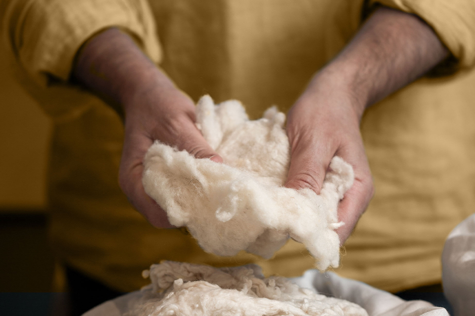 Person hält en Naturmaterial zwischen den Händen