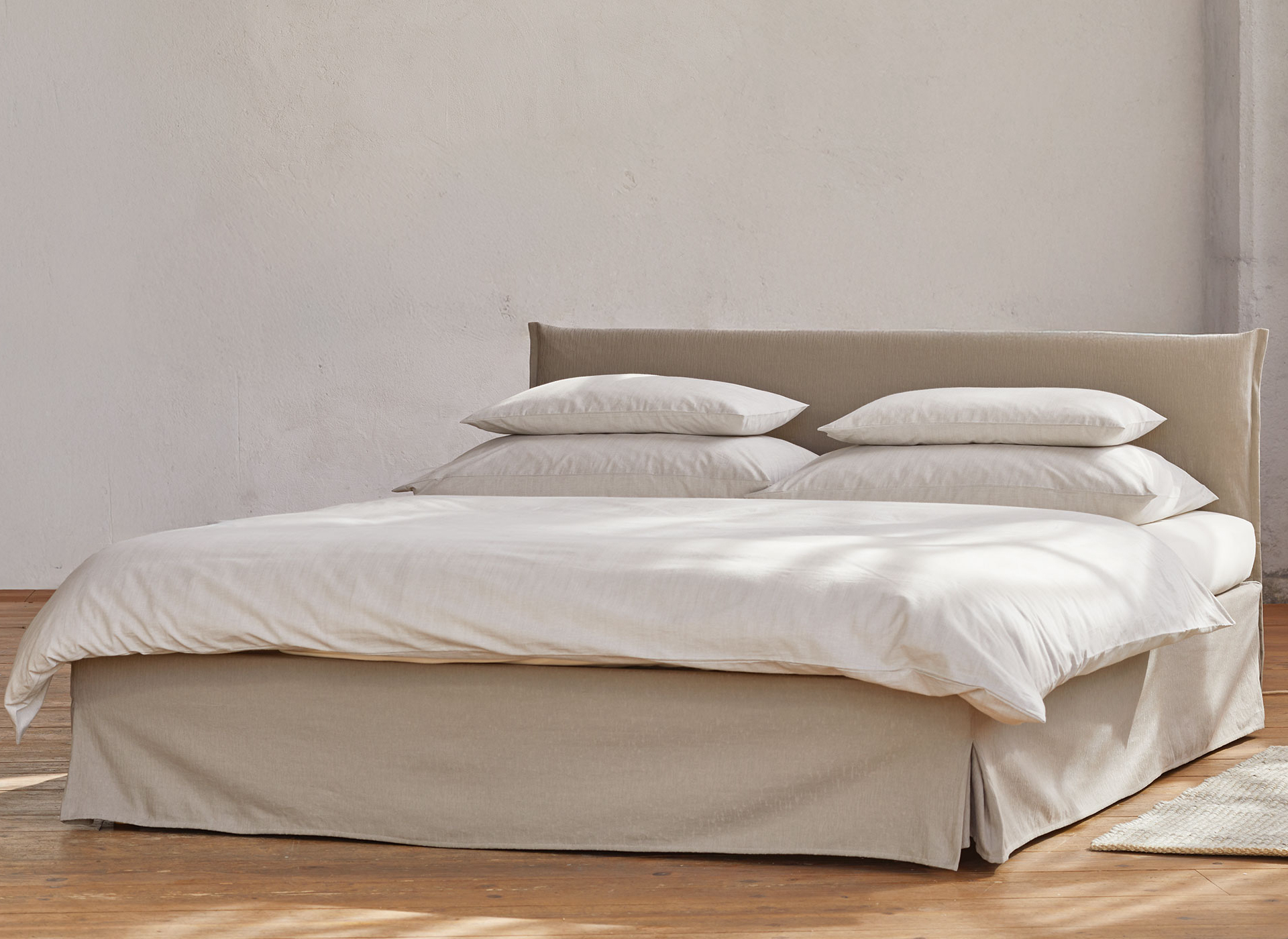 Massivholz Doppelbett Pur mit Stoffhousse Bettdecke und Polster im Schlafzimmer