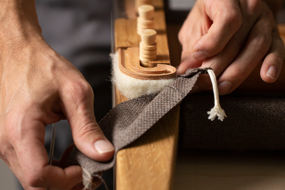 Holzgestell wird mit Polsterung versehen