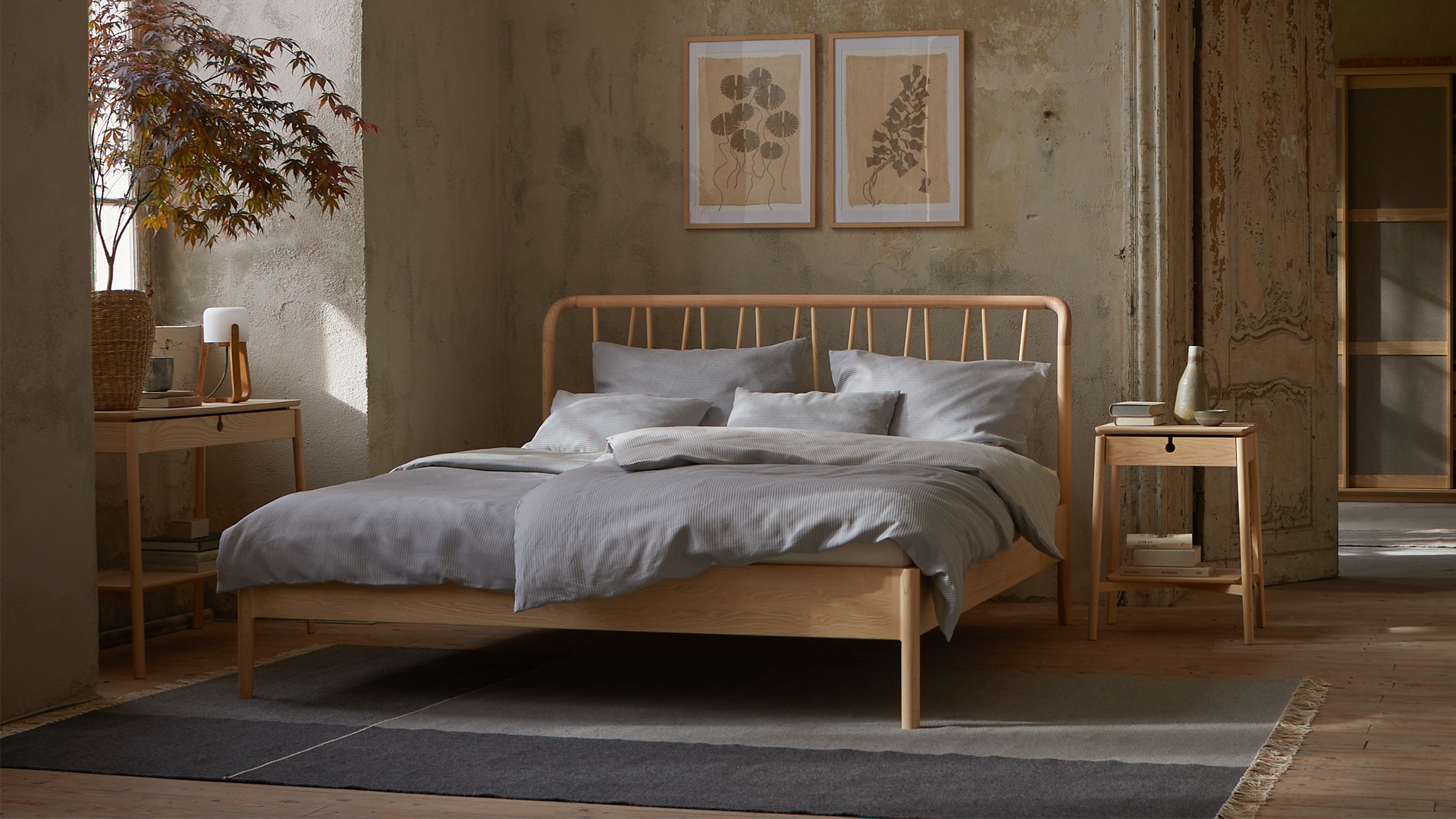 Massivholz Doppelbett Abea mit Holzbetthaupt und Nachtkästchen im Schlafzimmer