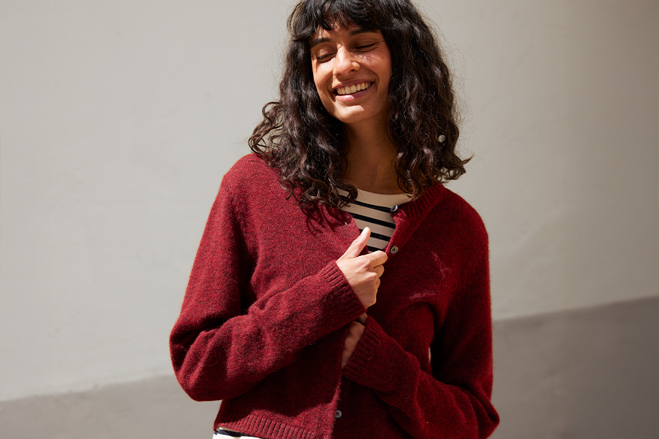 Lächelnde Frau in rotem Pullover entspanntes Porträt