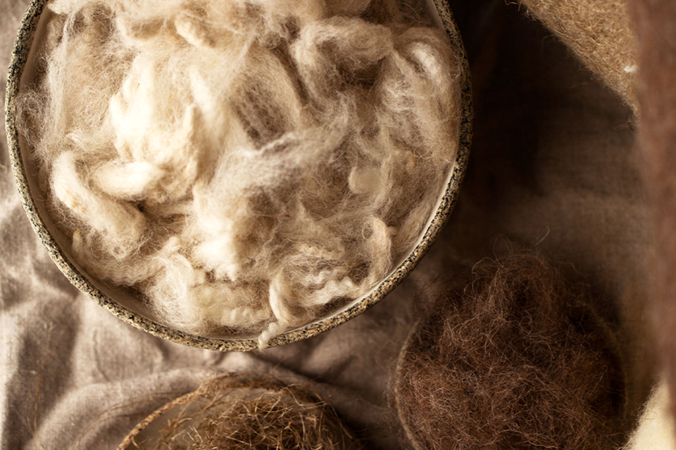 Verschiedene Naturmaterialien in Schüsseln präsentiert