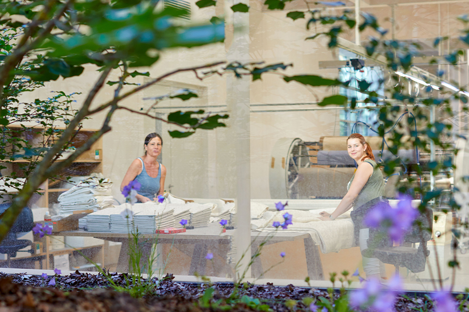 Menschen arbeiten gemeinsam in heller freundlicher Innenumgebung