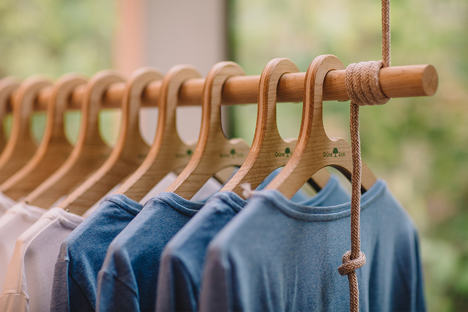 blaue und weiße Shirts hängen auf einem Kleiderständer