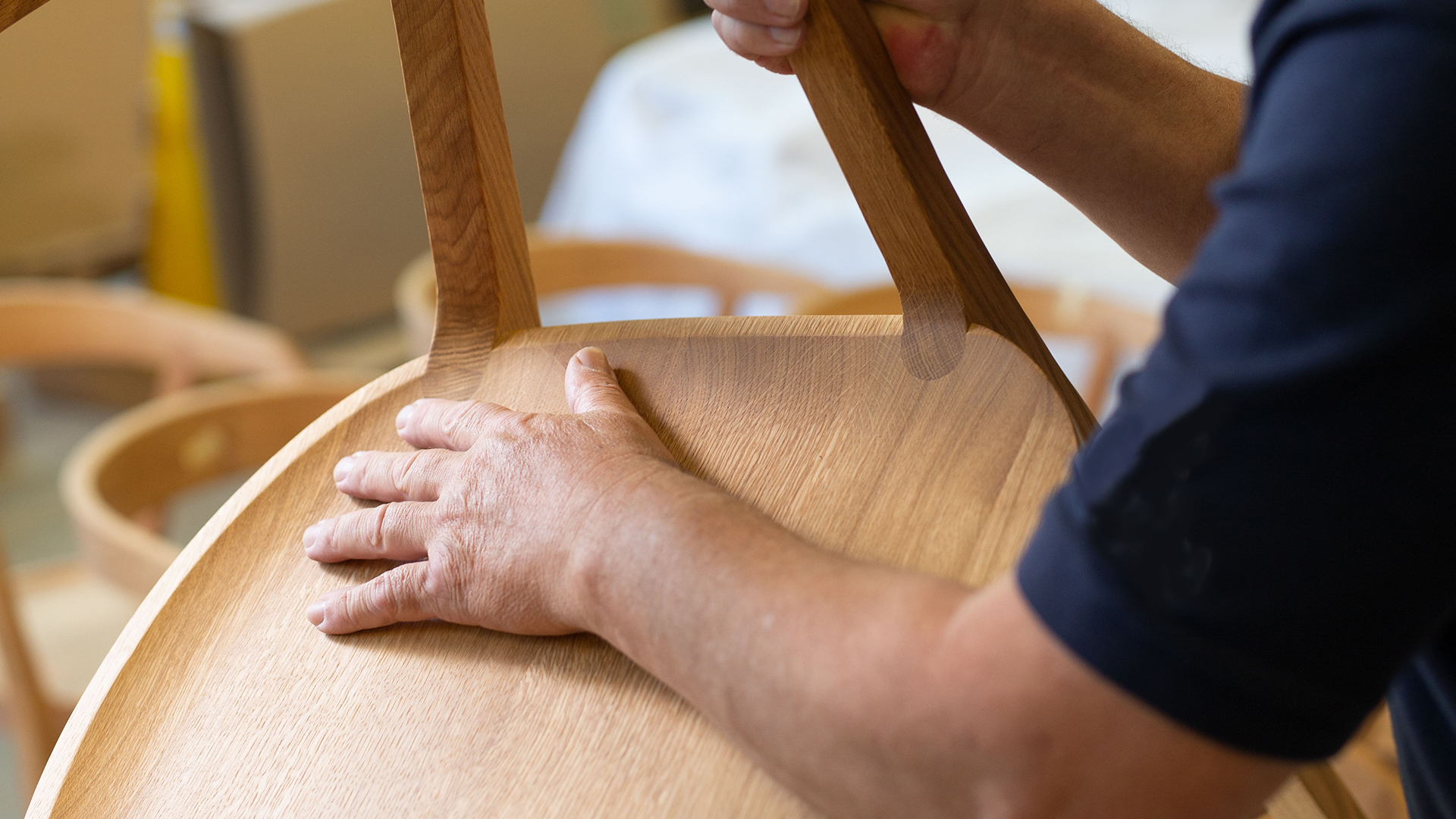 handwerkliche Bearbeitung eines Holzstuhls