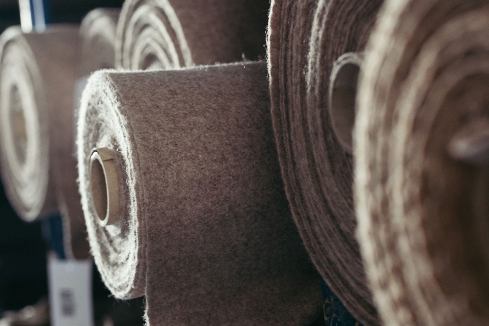 verschiedene Möbelstoffe auf  Rollbahnen