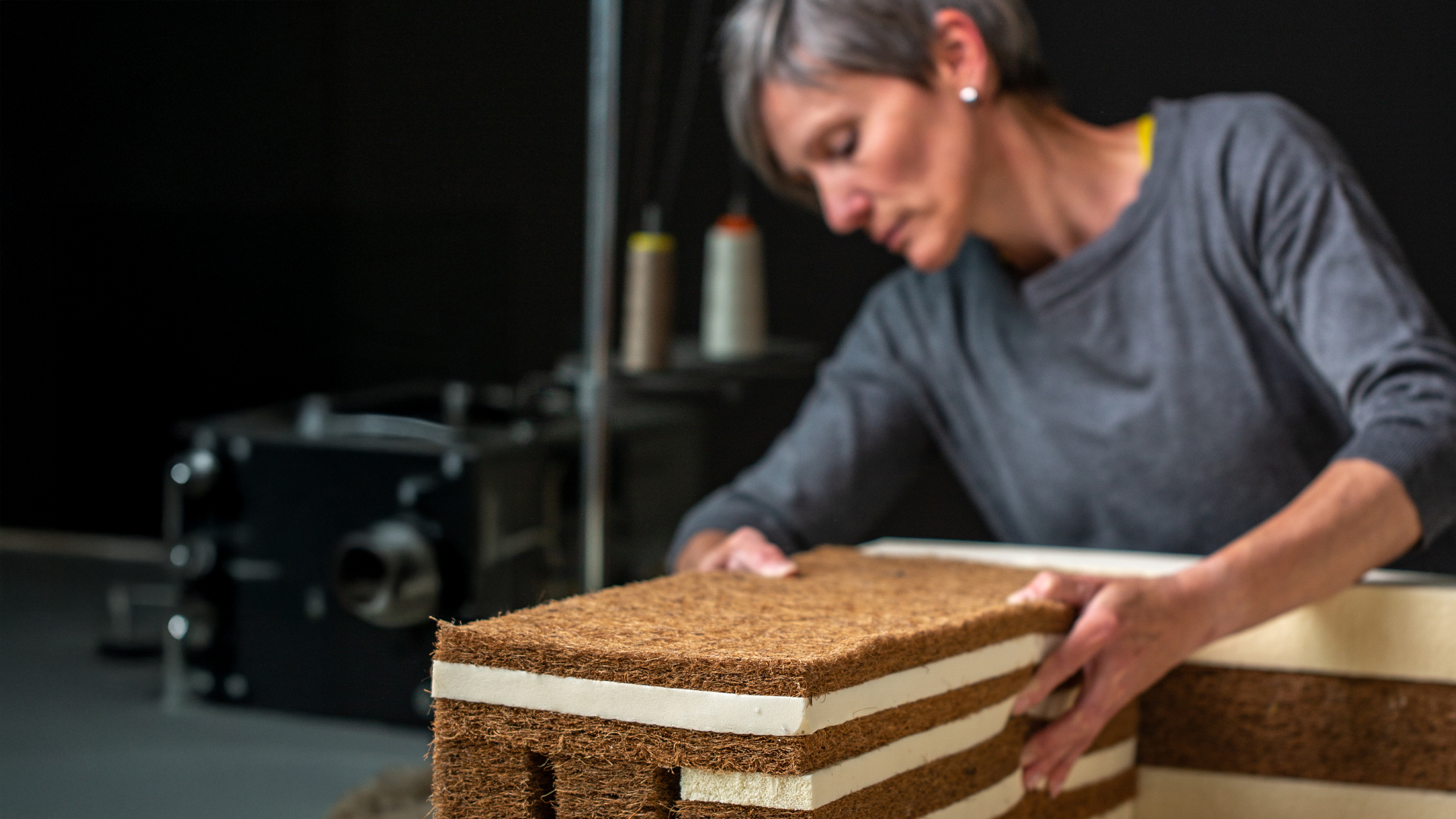 Produktentwicklerin Elvira Aitzetmüller beim Zusammensetzen einzelner Bestandteile einer Matratze