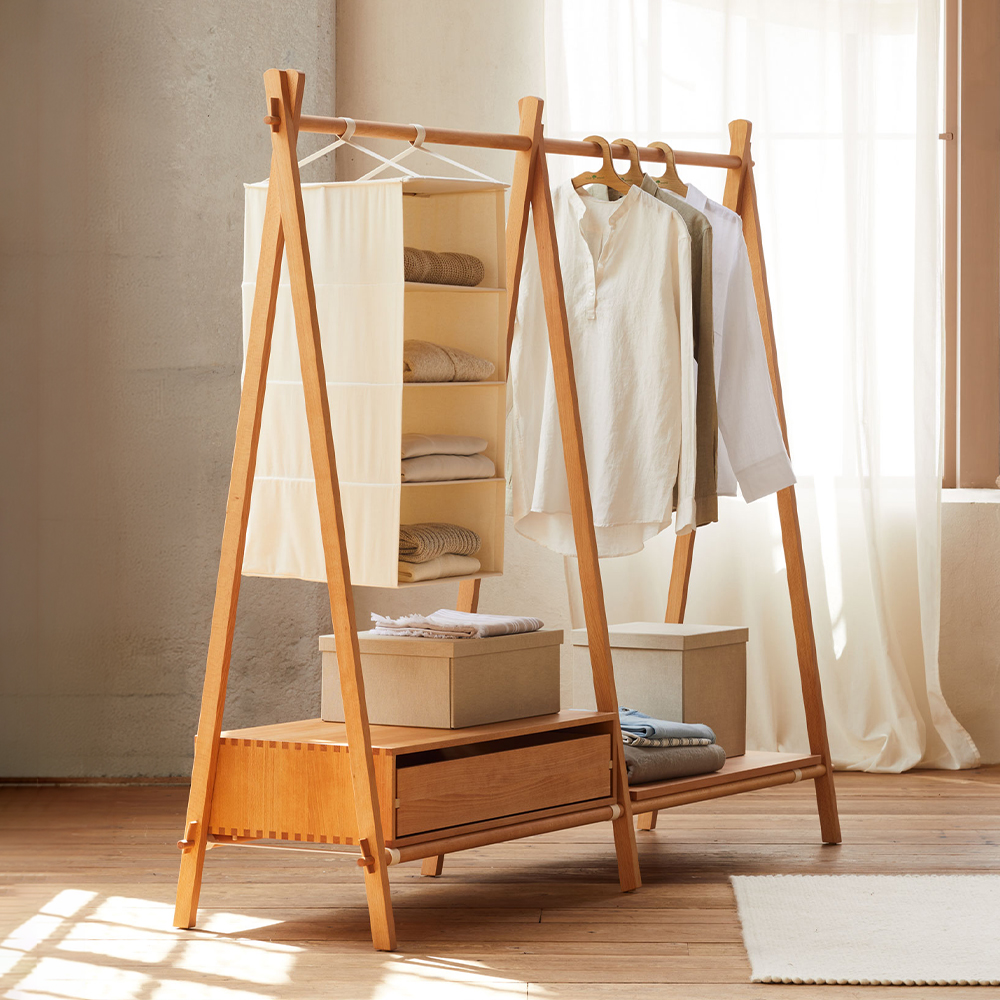 Kleiderständer Jukai Pur mit Anbauelement eingerichtet im Raum