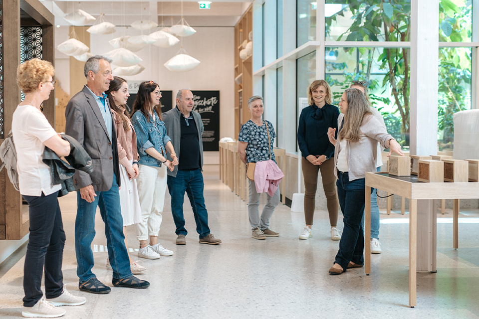 Gruppe von Menschen g bei einer Führung in der Grüne Erde Welt