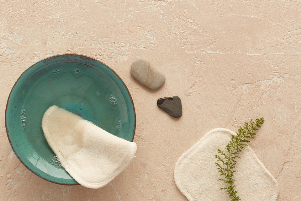 Ein Abschminktuch liegt ineiner mit Wasser gefüllten Schale