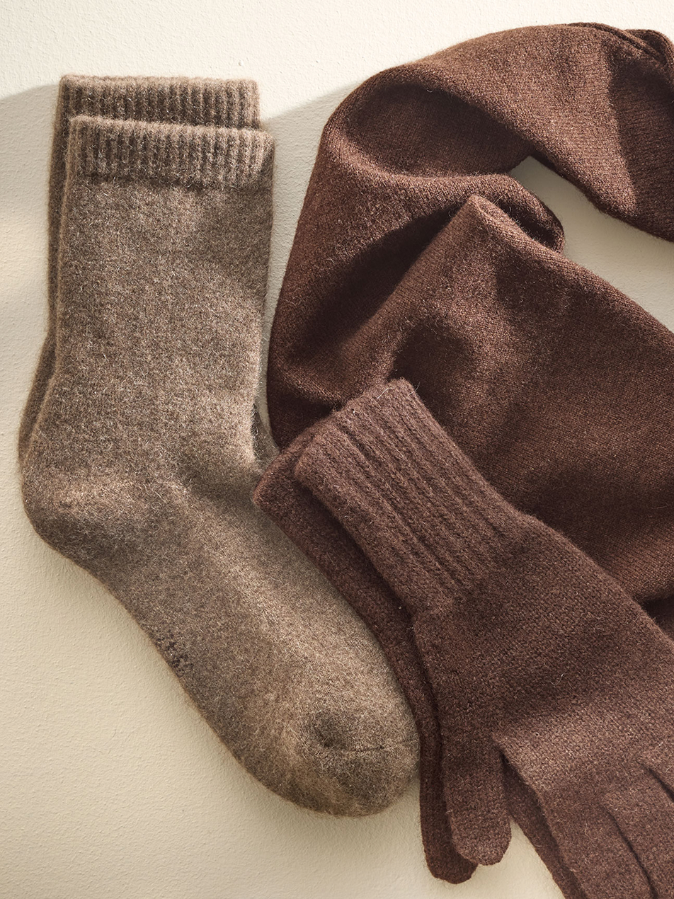Grau-braune Socken und dunkelbraune Handschuhe