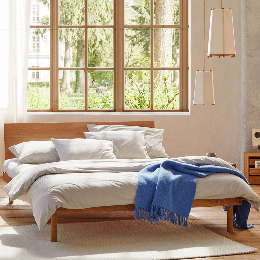 Massivholzbett Jukai Pur im Schlafzimmer