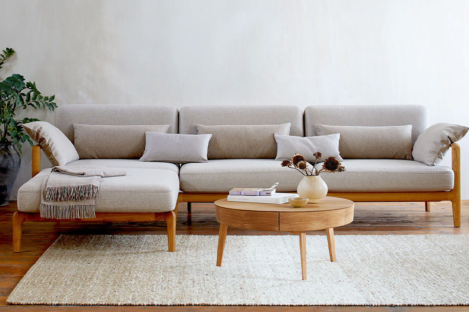 Lounge Sofa Linera mit Couchtisch im Wohnzimmer