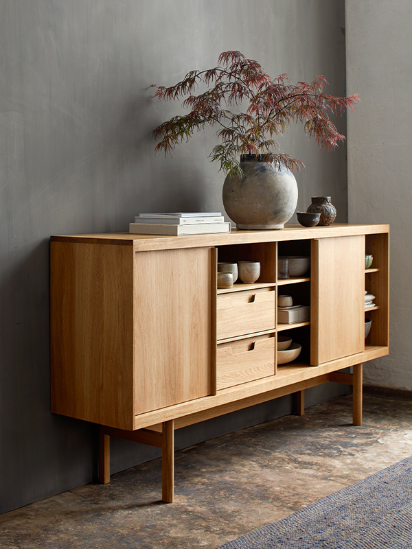 Sideboard Kilian mit Dekoration im Raum