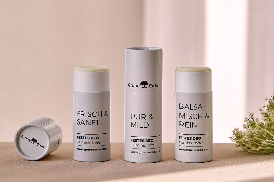 Drei feste Deos in grauen Verpackungen nebeneinander