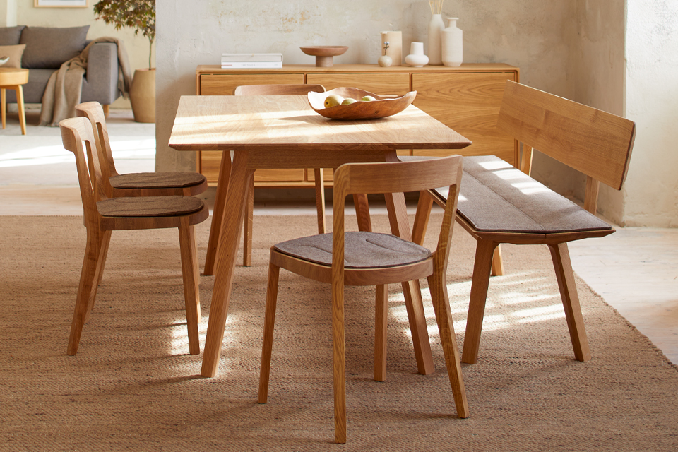 Massivholzbank Mirato mit Tisch und Stühle im Esszimmer