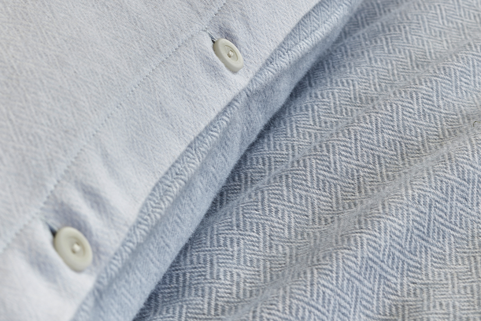 Verschluss einer blauen Bettwäsche