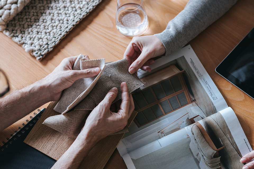 die verschiedenen Texturen von Stoffproben werden verglichen
