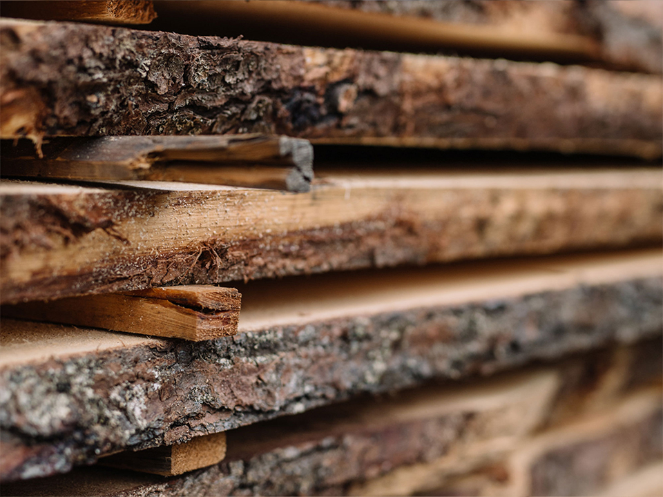 Holzbretter gestapelt mit Abstandshalter