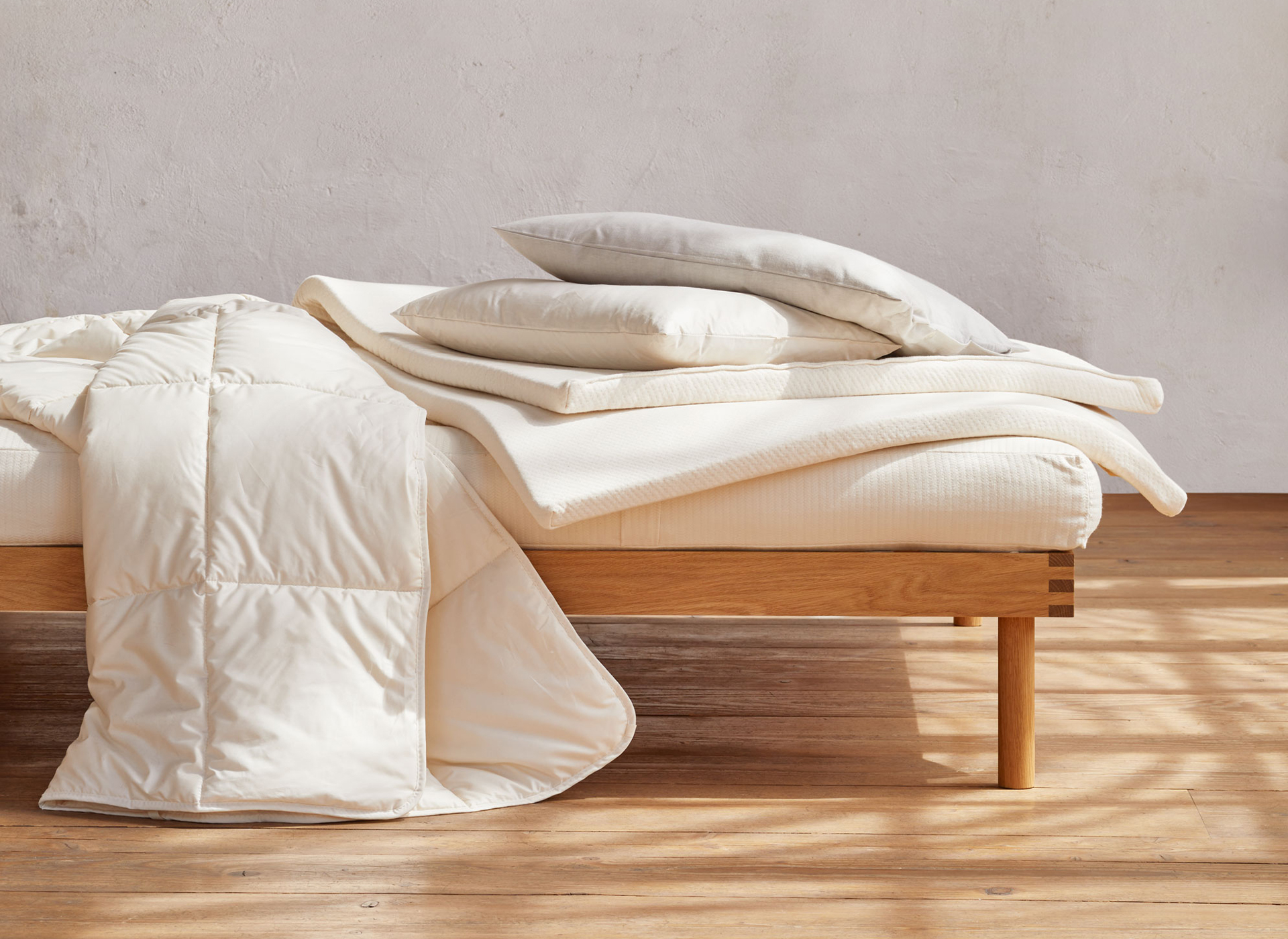 Massivholzbett mit Bettdecken und Polster