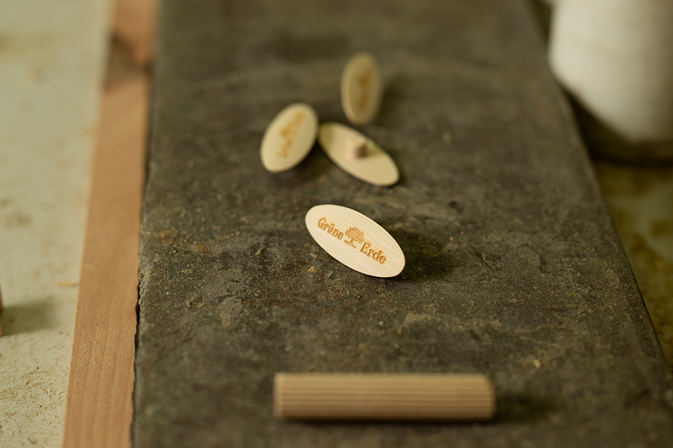 Runder Holzgegenstand mit Logo darauf