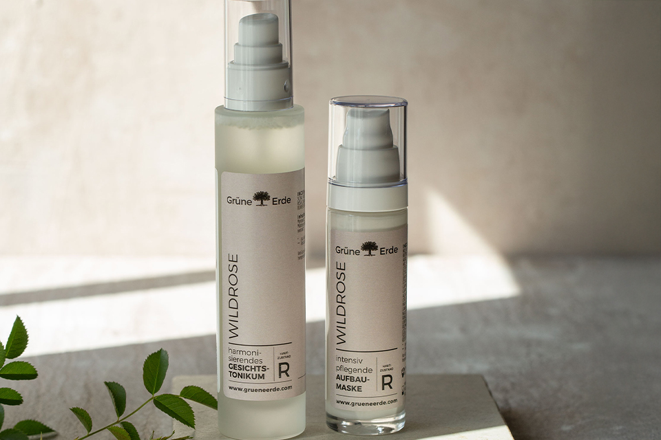 Pflegeprodukte der Serie Wildrose in Glasflaschen
