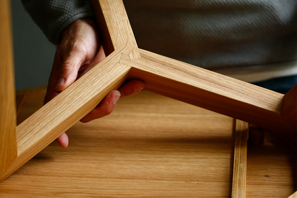 Hand bei Fertigung von Möbel