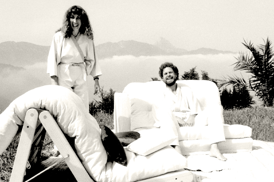 Die Gründer von Grüne Erde mit den ersten Matratzen in der Natur