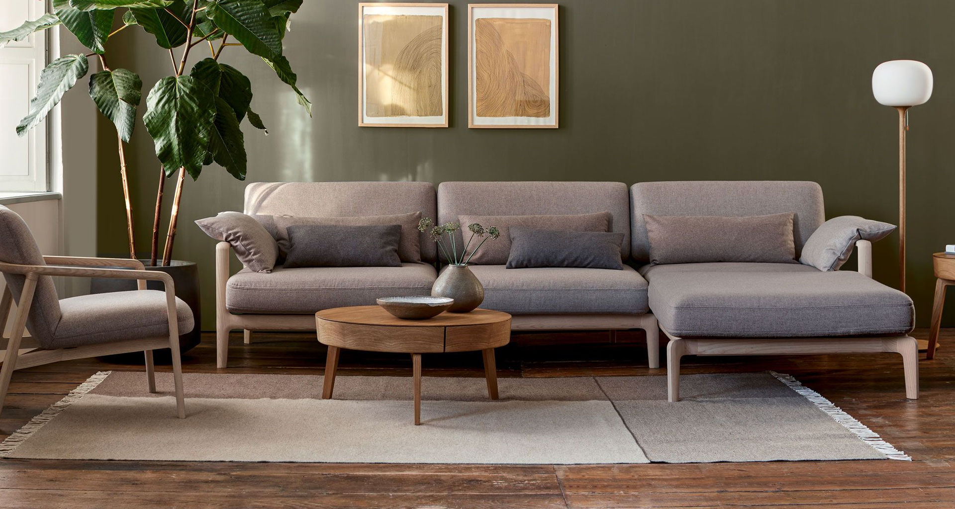 Lounge Sofa Linera mit Polsterstuhl und Couchtisch im Wohnzimmer