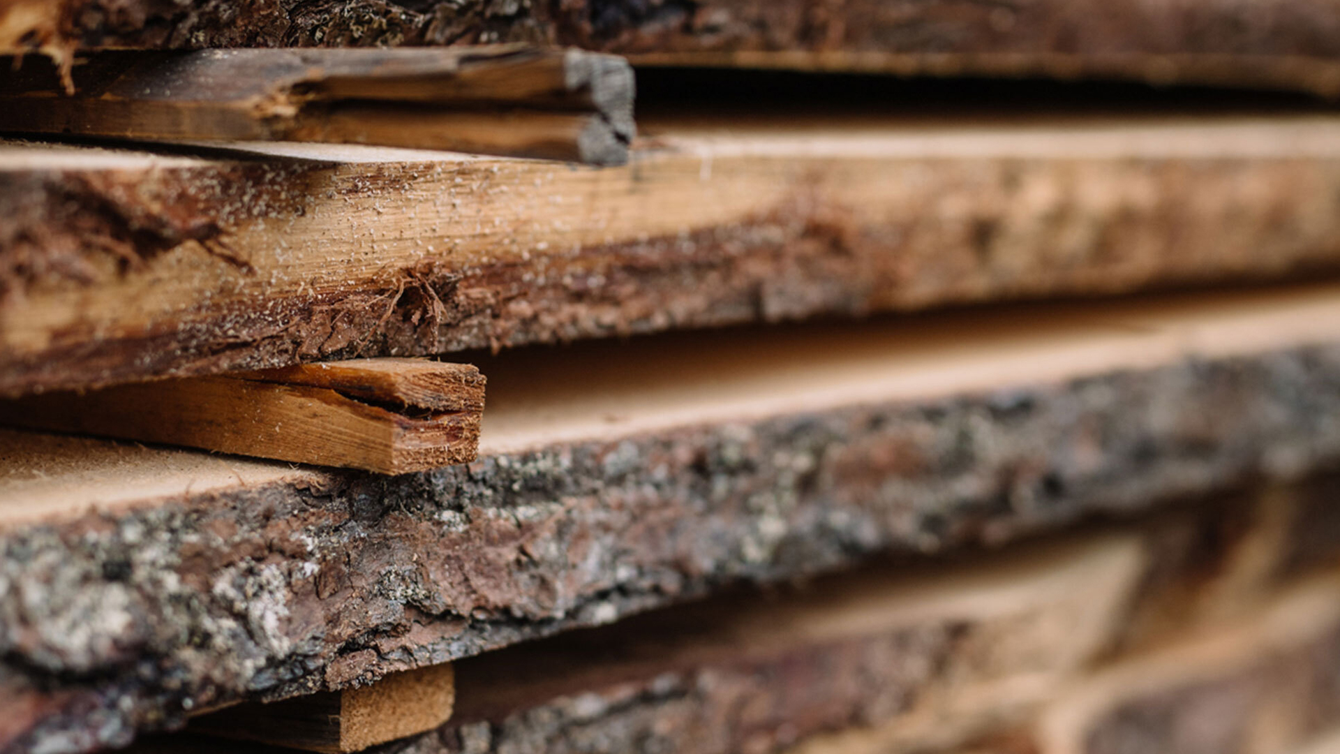 Holzbretter gestapelt mit Abstandshalter