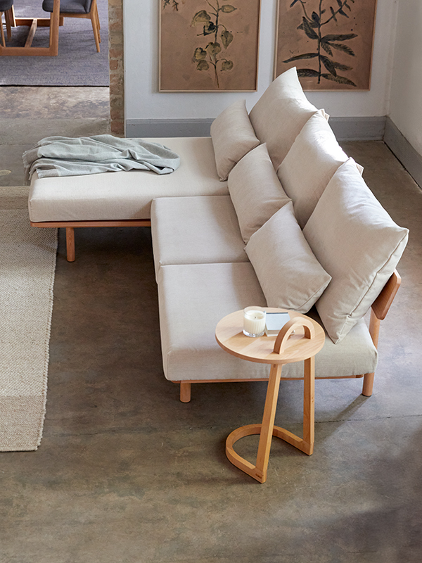 Ecksofa Lana mit Beistelltisch im Raum