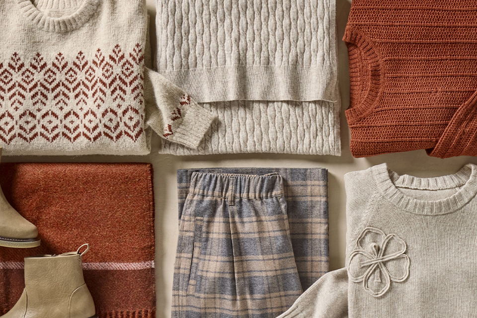 Frau mit Mütze lächelt in herbstlicher Natur