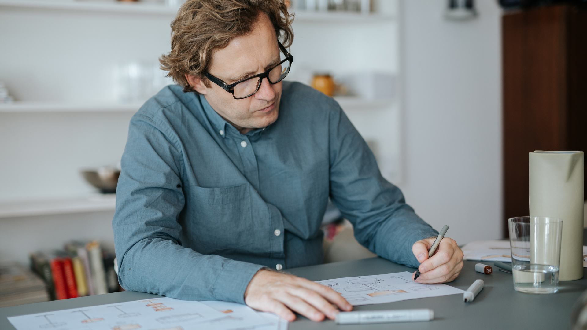 Produktdesigner Johannes Scherr beim Skizzieren von Neuprodukten