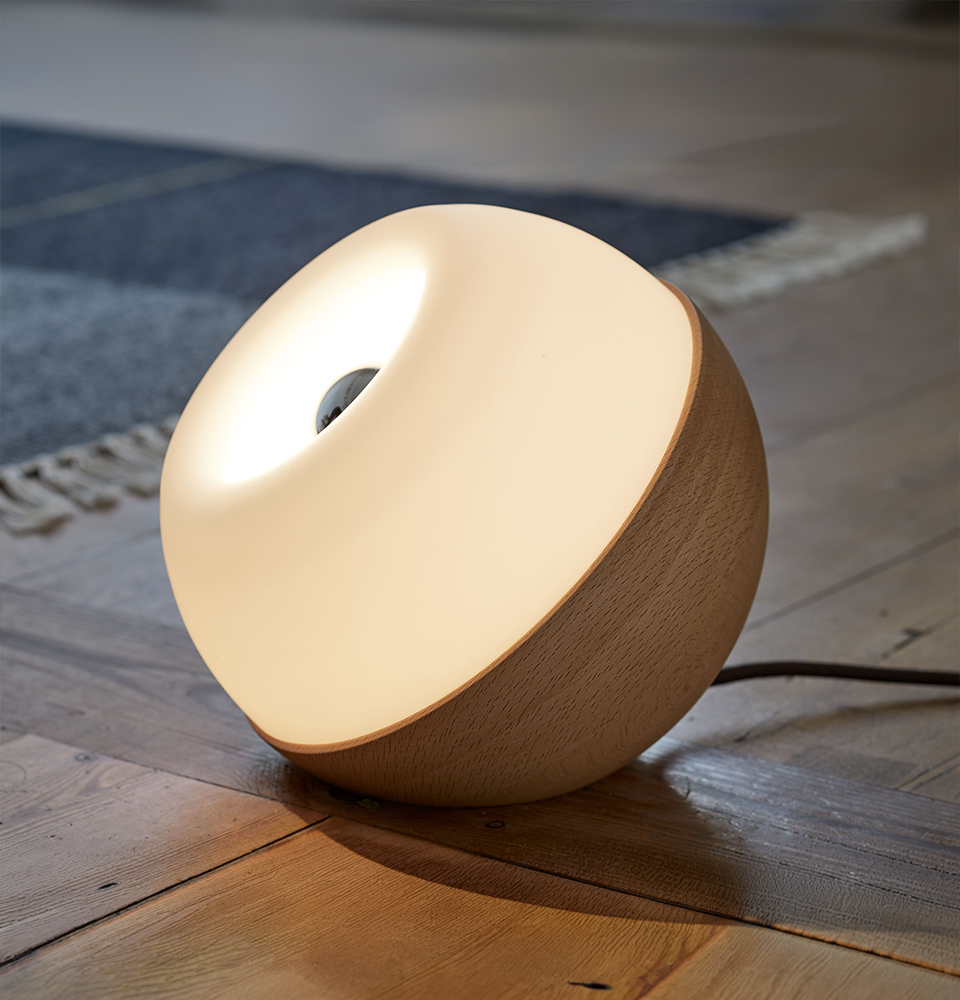 Tischleuchte Avo beleuchtet am Boden