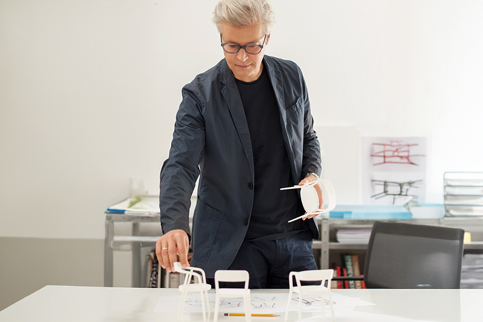 Produktdesigner hält Möbel-Prototypen in den Händen