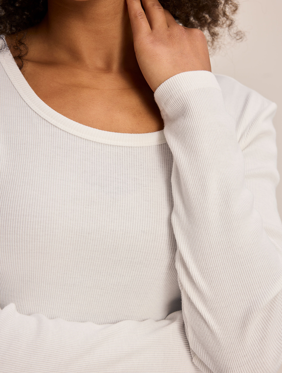 Detailbild von einem weißen Langarmshirt