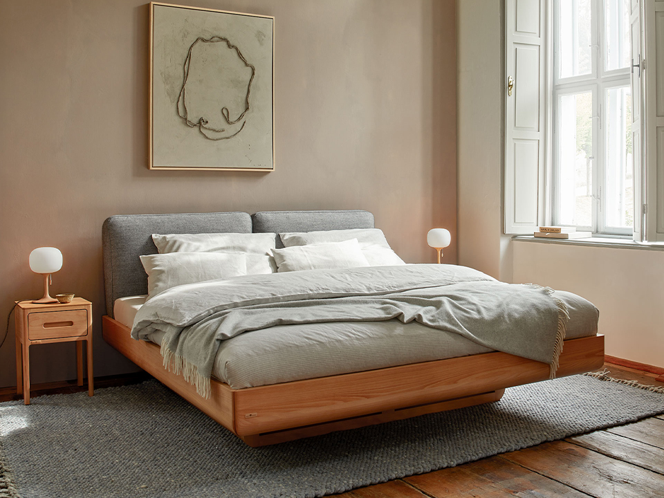 Massivholzbett Almara im Schlafzimmer