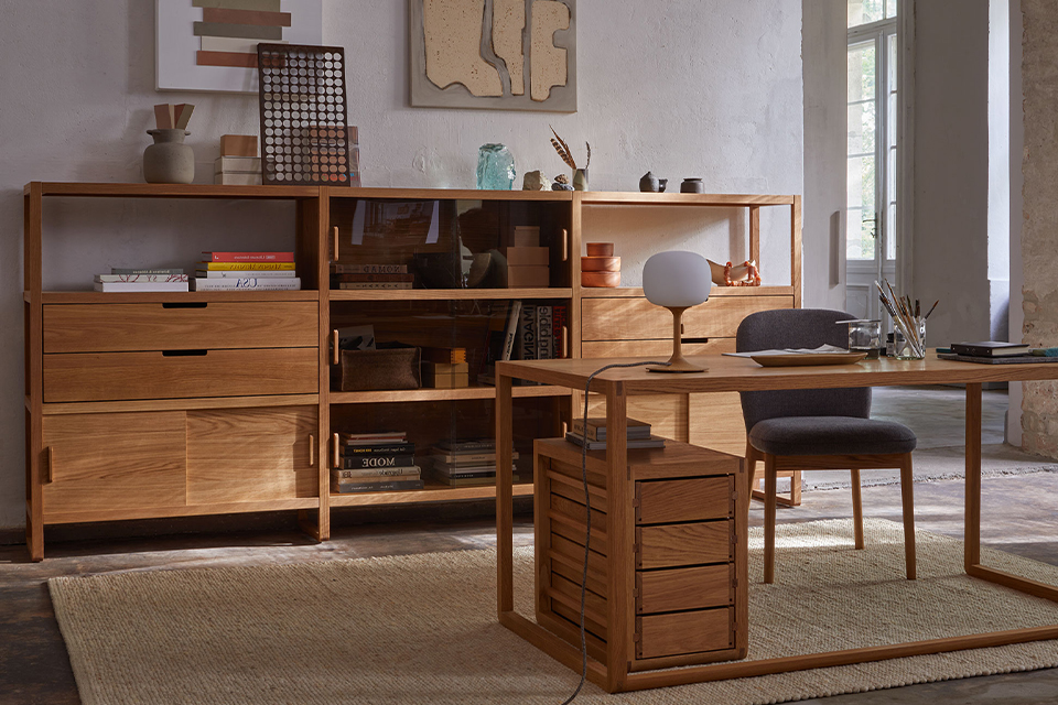 Stilvolles Homeoffice mit Holzschreibtisch und aufgeräumter Atmosphäre