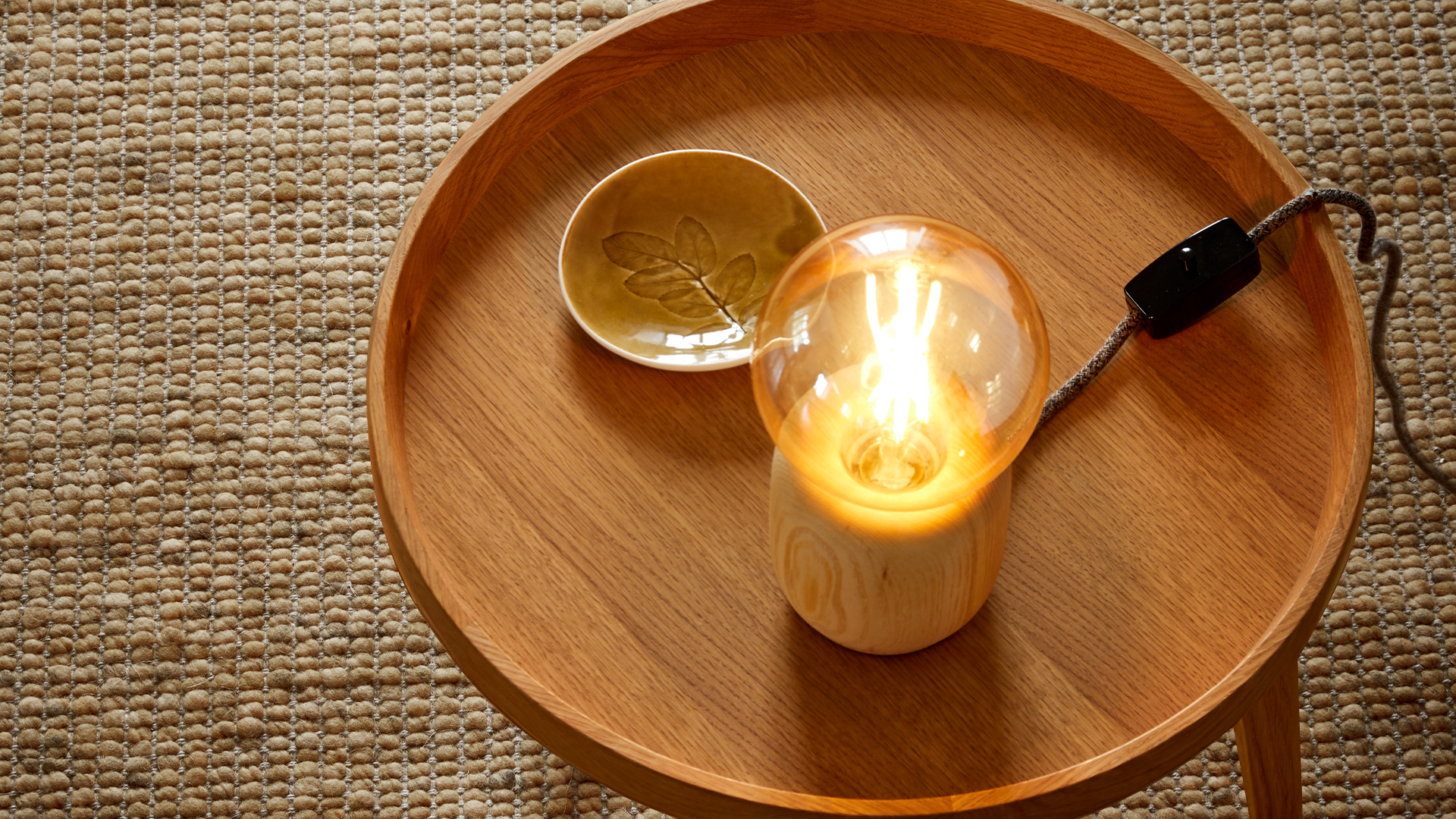 Tischleuchte Osino auf einem Bettkästchen