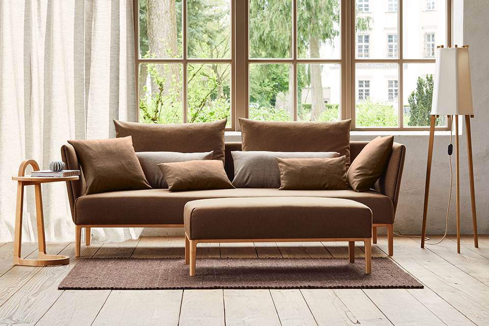 Modernes Wohnzimmer mit Sofa viel Licht und Blick ins Grüne