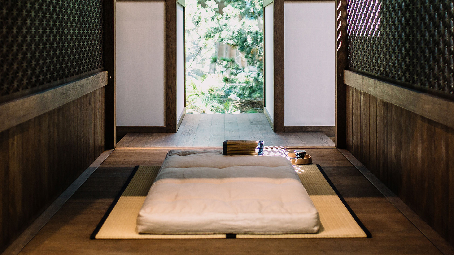 Ruhiger Raum mit einer Matratze und warmem Licht für Entspannung