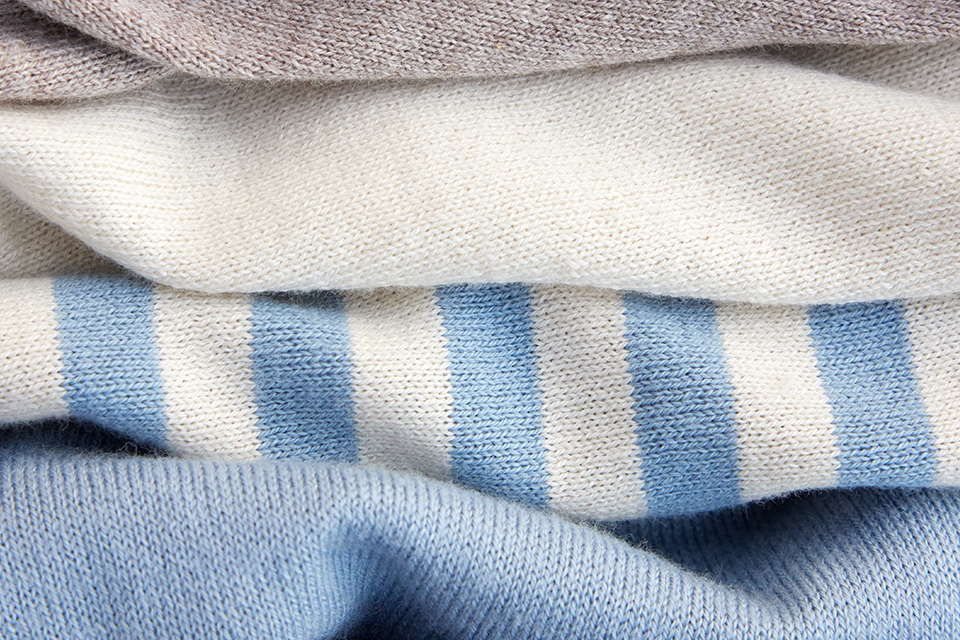 Gefaltete Stoffe in neutralen Farben mit weichen Texturen