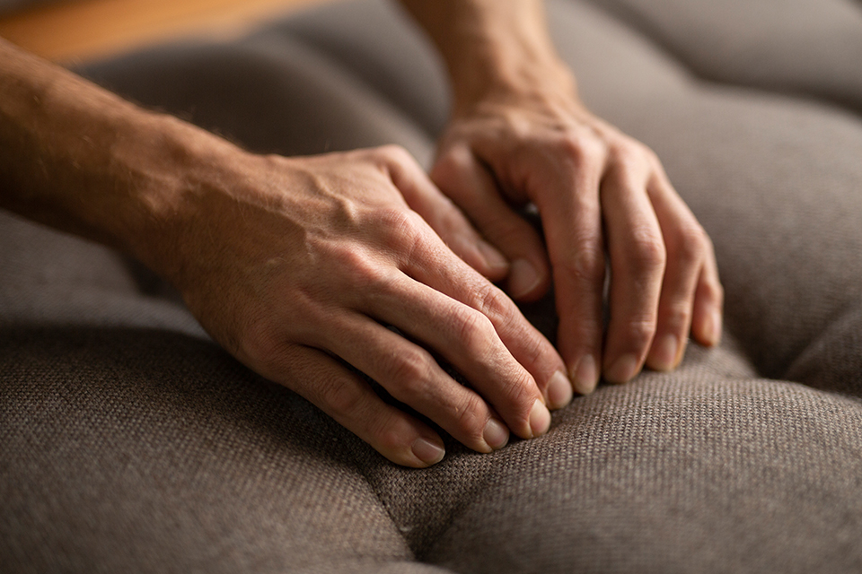 Hände beim fertigen der Polsterung