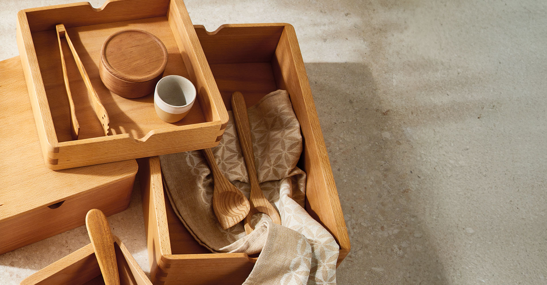 Holz Aufbewahrungsbox mit Küchenutensilien und Geschirrtüchern