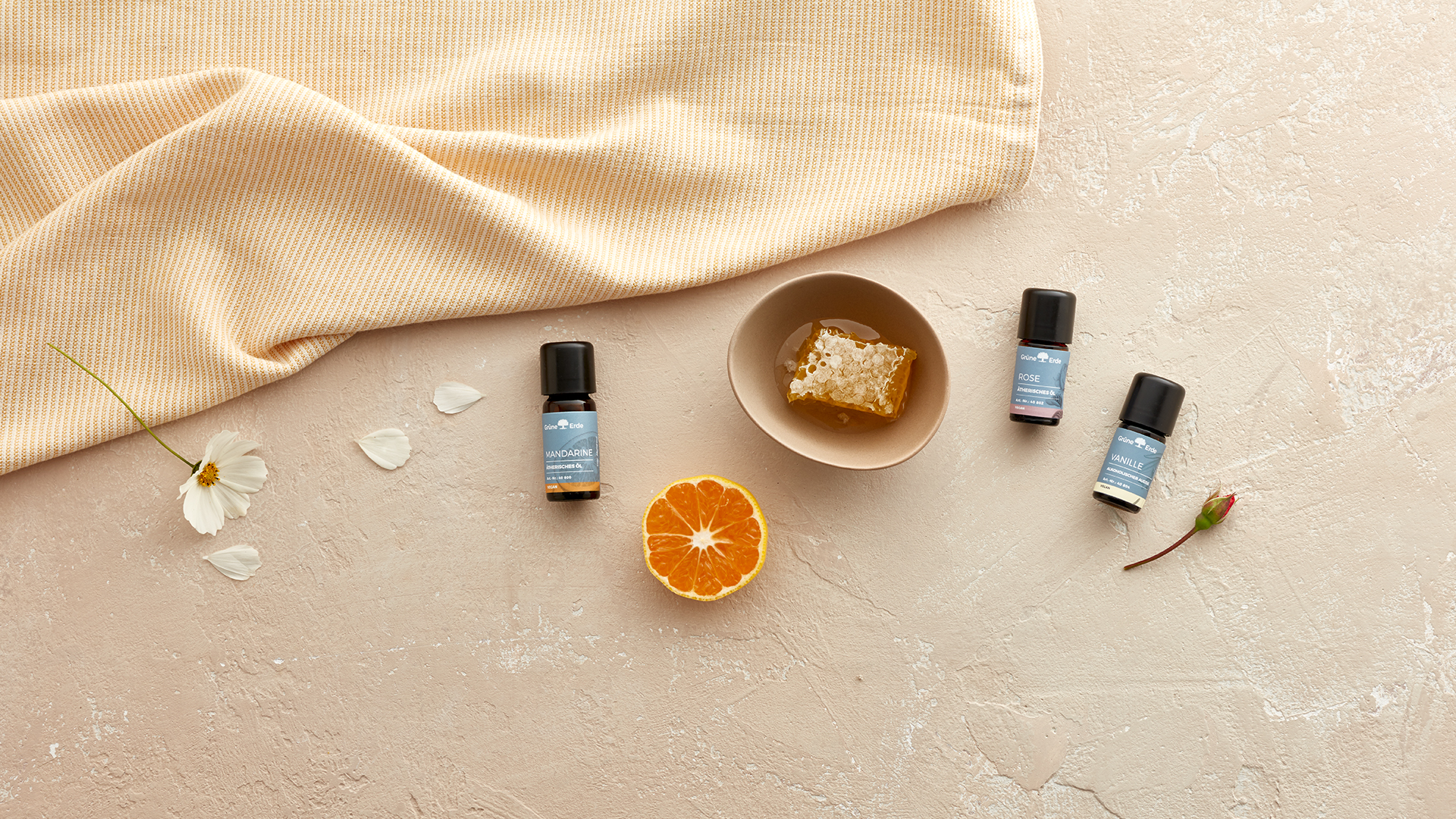 Ätherische Öle neben einer Orange